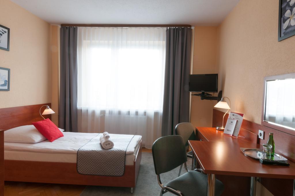 Hotel Komes Skarżysko-Kamienna Dış mekan fotoğraf