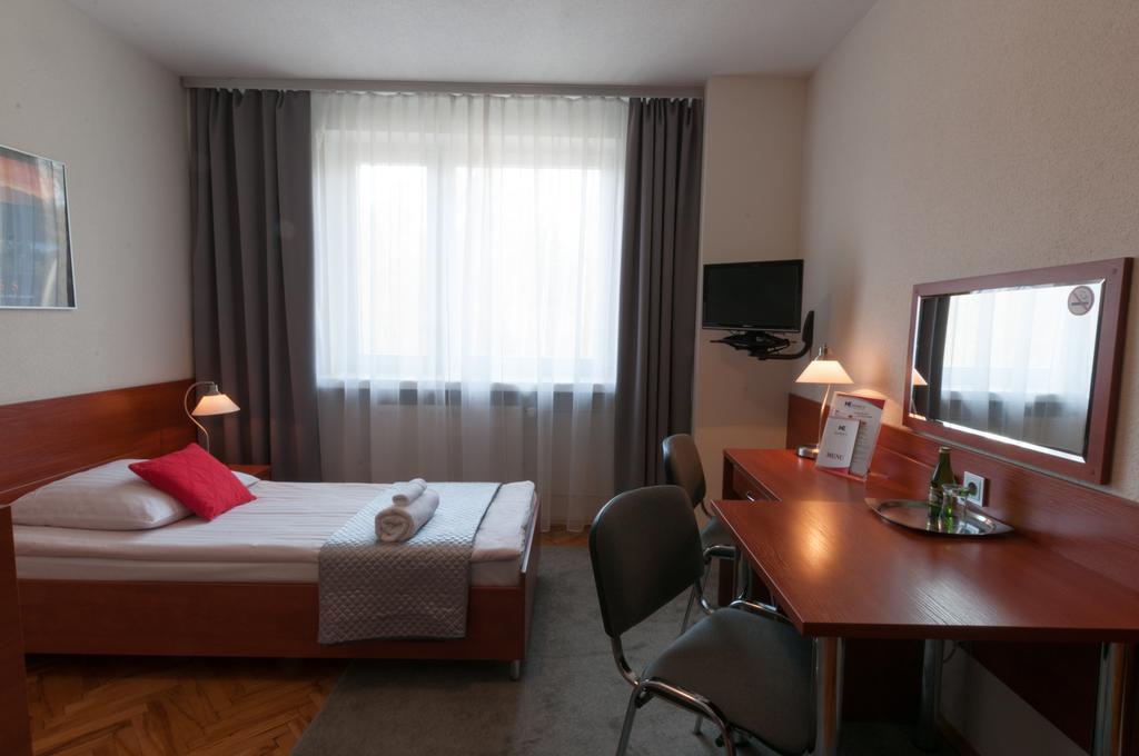 Hotel Komes Skarżysko-Kamienna Dış mekan fotoğraf